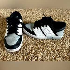 Girls Jordan’s sz 5Y